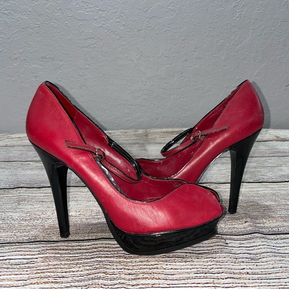 BCBG Paris Red and Black Peep Toe Pump Sz 8 - Picture 2 of 3